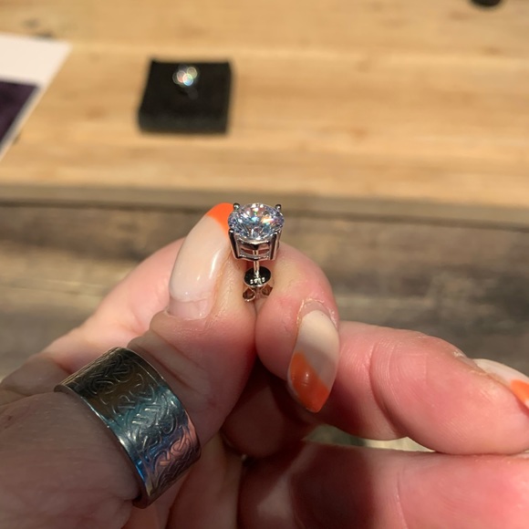 Beautiful 4 cttw Moissanite earrings - Picture 5 of 6